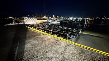 Los uniformados hallaron 102 bultos con paquetes de un kilogramo almacenados cerca de la costa. (prensa Armada de Colombia)