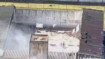 Policías antidisturbios subieron al techo