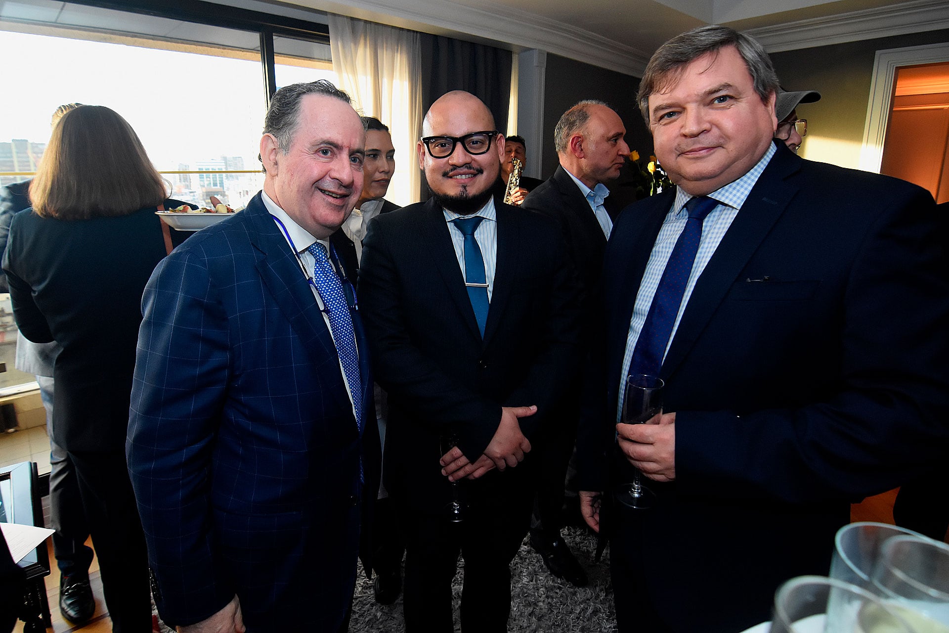 En el medio, el ex embajador de la República de El Salvador Eduardo José Cardoza Mata (Nicolas Stulberg)