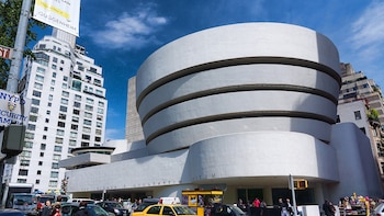 El Guggenheim transforma su restaurante en estadio, proyecta a Zidane con 17 cámaras y une a fanáticos del arte y el fútbol en Nueva York