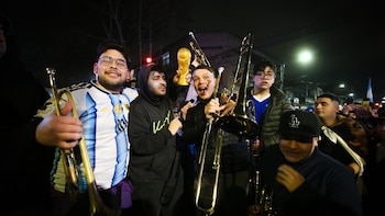 El túnel de Caseros se convirtió otra vez en una fiesta con el trombón de Joaquín Agüero