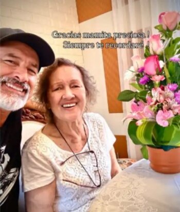 Carlos Alcántara conmueve con mensaje a su madre un día antes de confirmar su fallecimiento. Captura: IG.