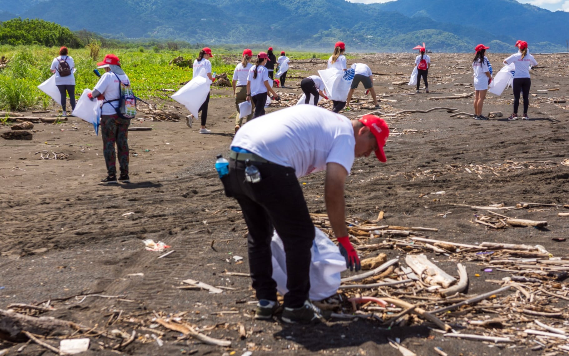 Unos 120 voluntarios del Sistema Coca-Cola participaron en la jornada de limpieza desarrollada en Playa Guacalillo, Puntarenas. Crédito: Coca Cola