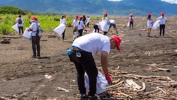 Más de 100 voluntarios retiraron residuos de Playa Guacalillo durante jornada ambiental en el pacífico costarricense