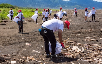Unos 120 voluntarios del Sistema Coca-Cola participaron en la jornada de limpieza desarrollada en Playa Guacalillo, Puntarenas. Crédito: Coca Cola