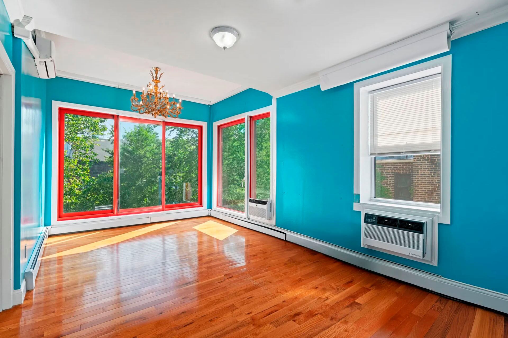 La casa más colorida de Queens sale al mercado por 3 millones de dólares