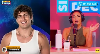 Un hombre sonriente en camiseta blanca a la izquierda y una mujer con auriculares hablando a un micrófono con una bebida en la mesa a la derecha
