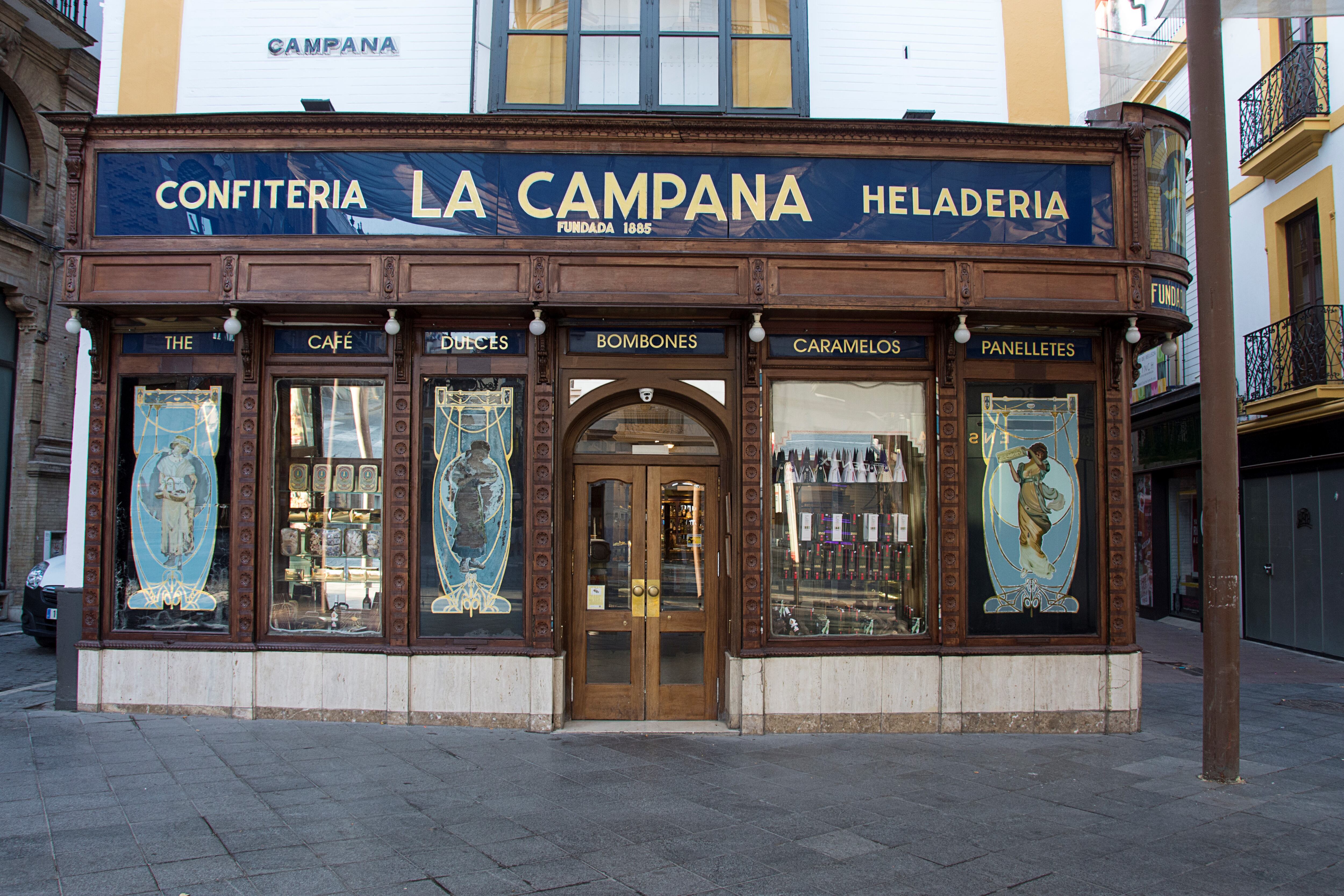 Entrada de la clásica confitería La Campana. (Wikimedia Commons)