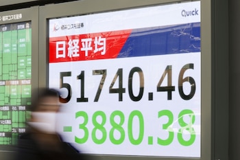 Gente ante una pantalla que