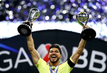 El capitán Henry Martín alza