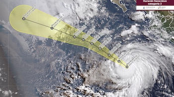 Mapa satelital con la costa occidental de México, un huracán con su ojo visible y una trayectoria proyectada con indicaciones de categoría y fecha.