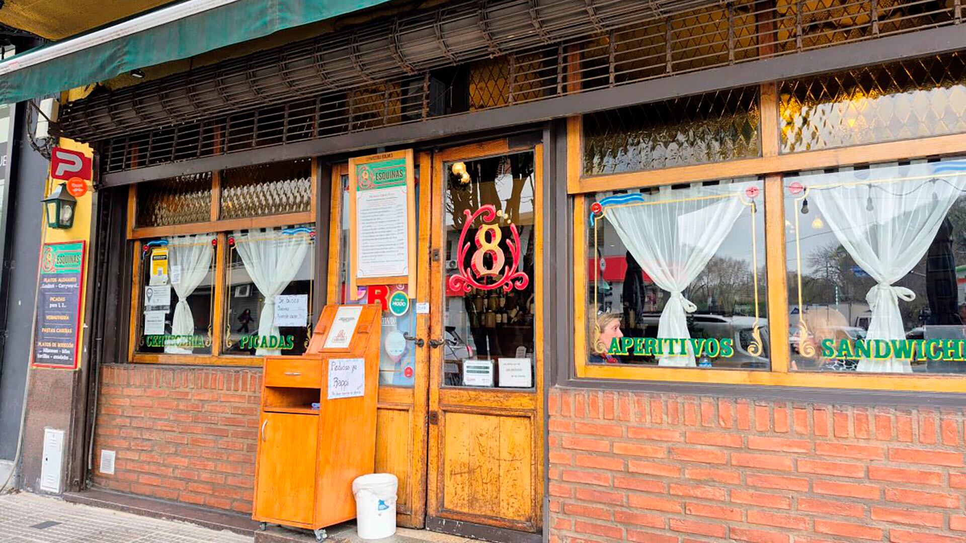 El Bar 8 esquinas está ubicado en Forest 1186. Y aunque se alza casi sobre la intersección que juega con los límites de Colegiales, Villa Ortúzar y Chacarita, pertenece a este último