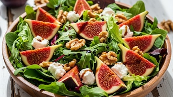Ensalada de higos y nueces, una receta saludable y fresca que es perfecta para el verano