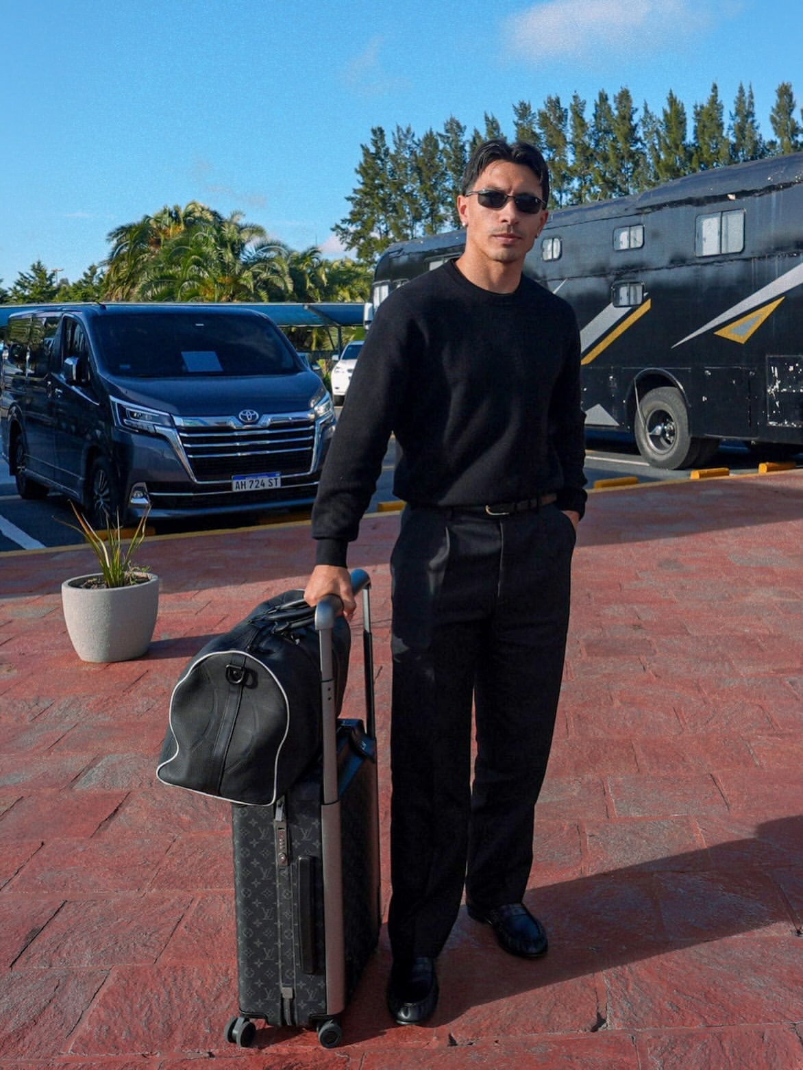 Lisandro Martínez llegó al predio de la Asociación del Fútbol Argentino con un conjunto negro de sastrería y equipaje de Louis Vuitton (lisandromartinez)