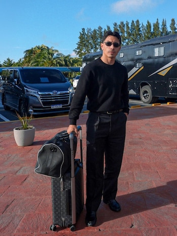 Lisandro Martínez llegó al predio de la Asociación del Fútbol Argentino con un conjunto negro de sastrería y equipaje de Louis Vuitton (lisandromartinez)