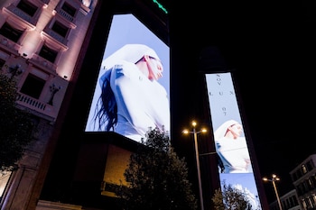 Carteles de 'LUX' en la