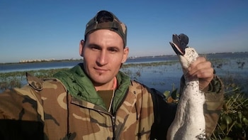 Denunciaron a un influencer por cazar y difundir imágenes de aves protegidas en Santa Fe