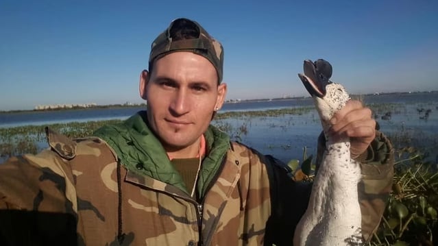 El hombre denunciado exhibe aves muertas en una imagen difundida en redes sociales