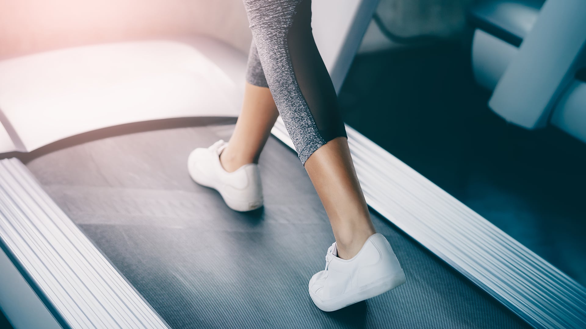 Una persona camina en una cinta. (Freepik)