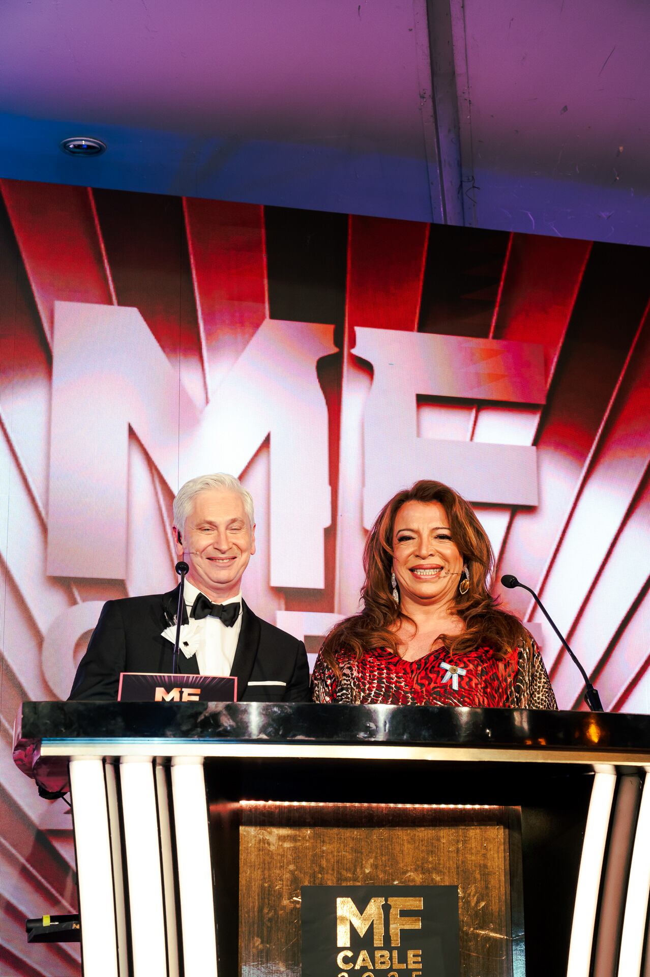 El evento contó con la conducción de Lizy Tagliani y Juan Di Natale, quienes guiaron una ceremonia cargada de emociones y discursos intensos (Prensa Martín Fierro de Cable)