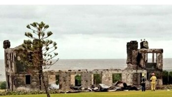 Los bomberos aún trabajan en