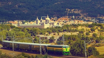 El tren histórico de Madrid que lleva el nombre de un rey y conduce a uno de los monumentos más imponentes de Europa