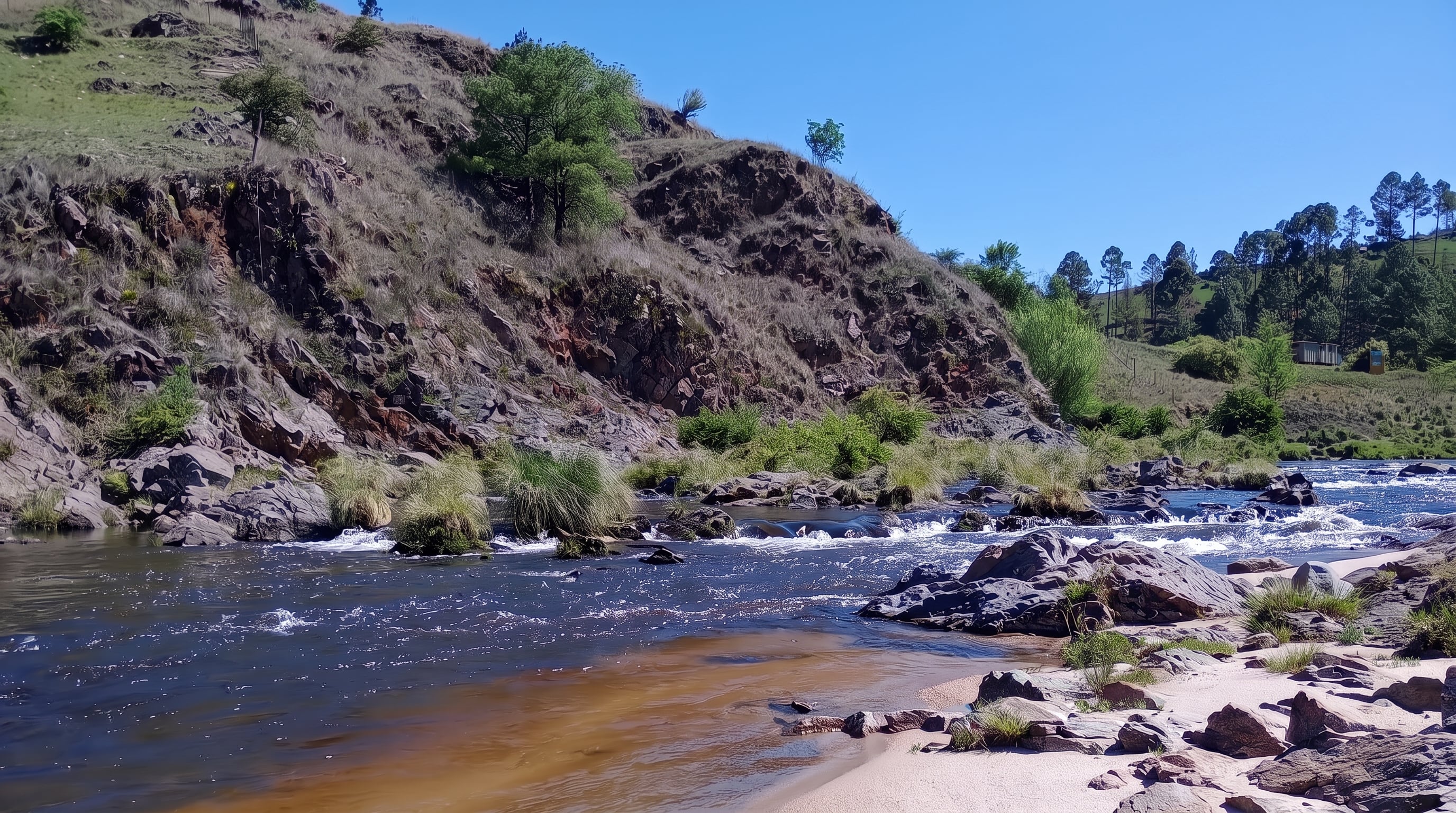 El río Los Reartes atraviesa Intiyaco y forma playas de arena clara, aguas cristalinas y sectores como el Mimbre Viejo, la Curva del río y el Balneario Natural (Imagen Ilustrativa Infobae)