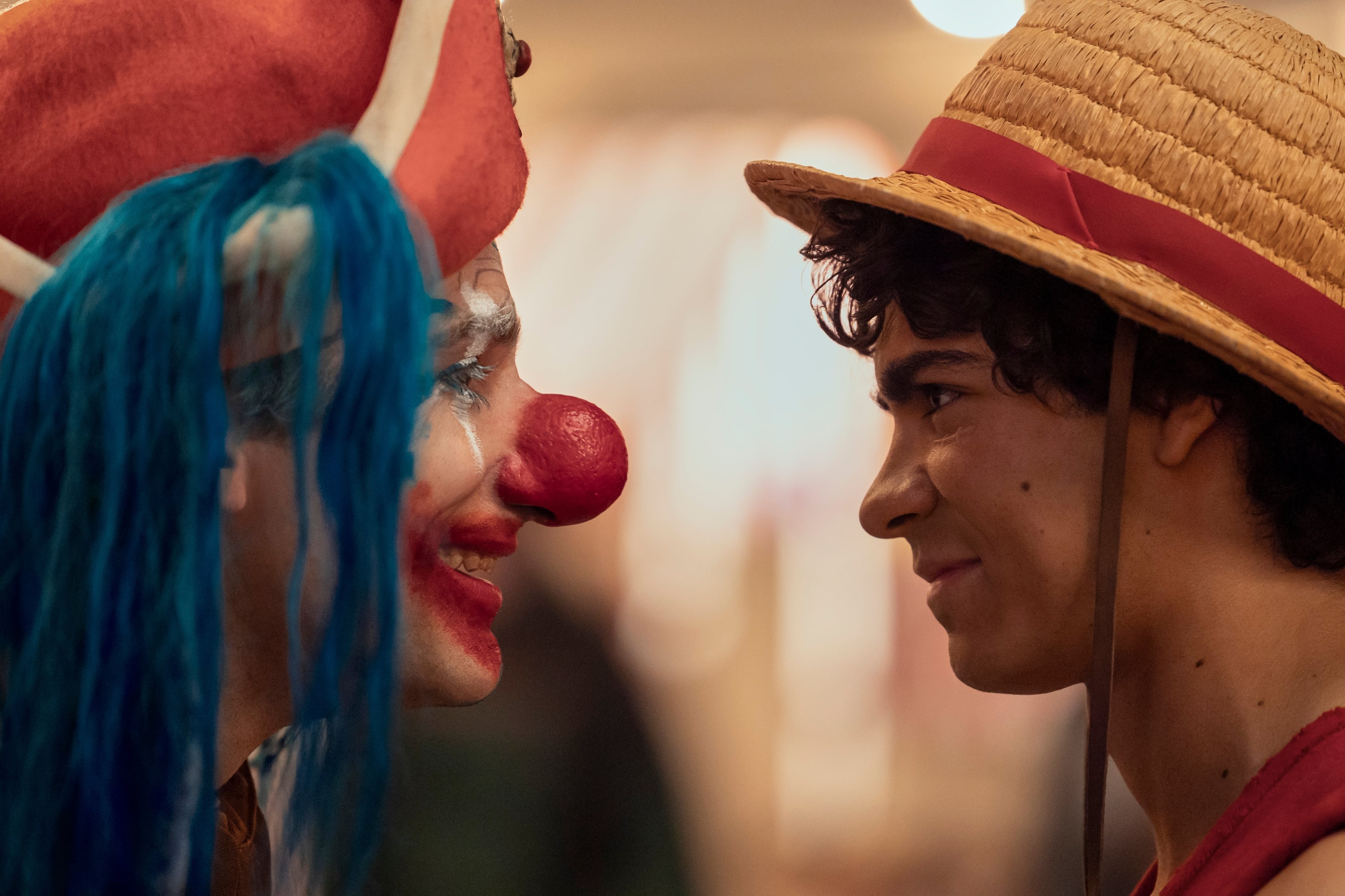 Jeff Ward como Buggy, Iñaki Godoy como Monkey D. Luffy en la segunda temporada de