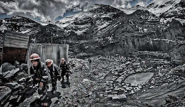 La contaminación por mercurio y la degradación del glaciar amenazan la disponibilidad de agua limpia en la región, mientras que la esperanza de vida es escasa y la tasa de mortalidad alta. (La República)