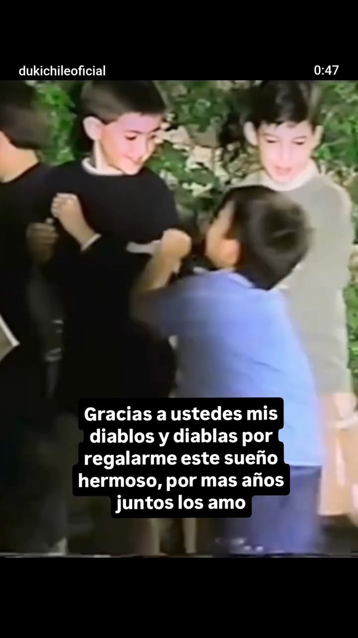 El artista Duki comparte una fotografía de su infancia junto a otros niños