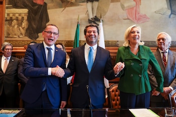 El líder del partido ultraderechista portugués Chega, Andre Ventura (C), junto a la francesa Marine Le Pen y el alemán Tino Chrupalla antes del congreso Identidad y Democracia de la familia europea de la extrema derecha.(EFE/JOSE SENA GOULAO)