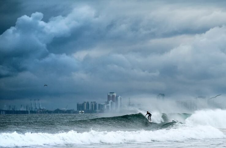 Los estudios recientes resaltan la capacidad de las playas californianas para recuperarse de episodios de erosión extrema (AP/Noah Berger)