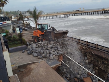Equipos especializados formaron una barrera temporal en el malecón turístico, mientras las autoridades prevén construir una estructura definitiva en cuanto mejoren las condiciones climáticas en la costa. (Cortesía: Obras Públicas)