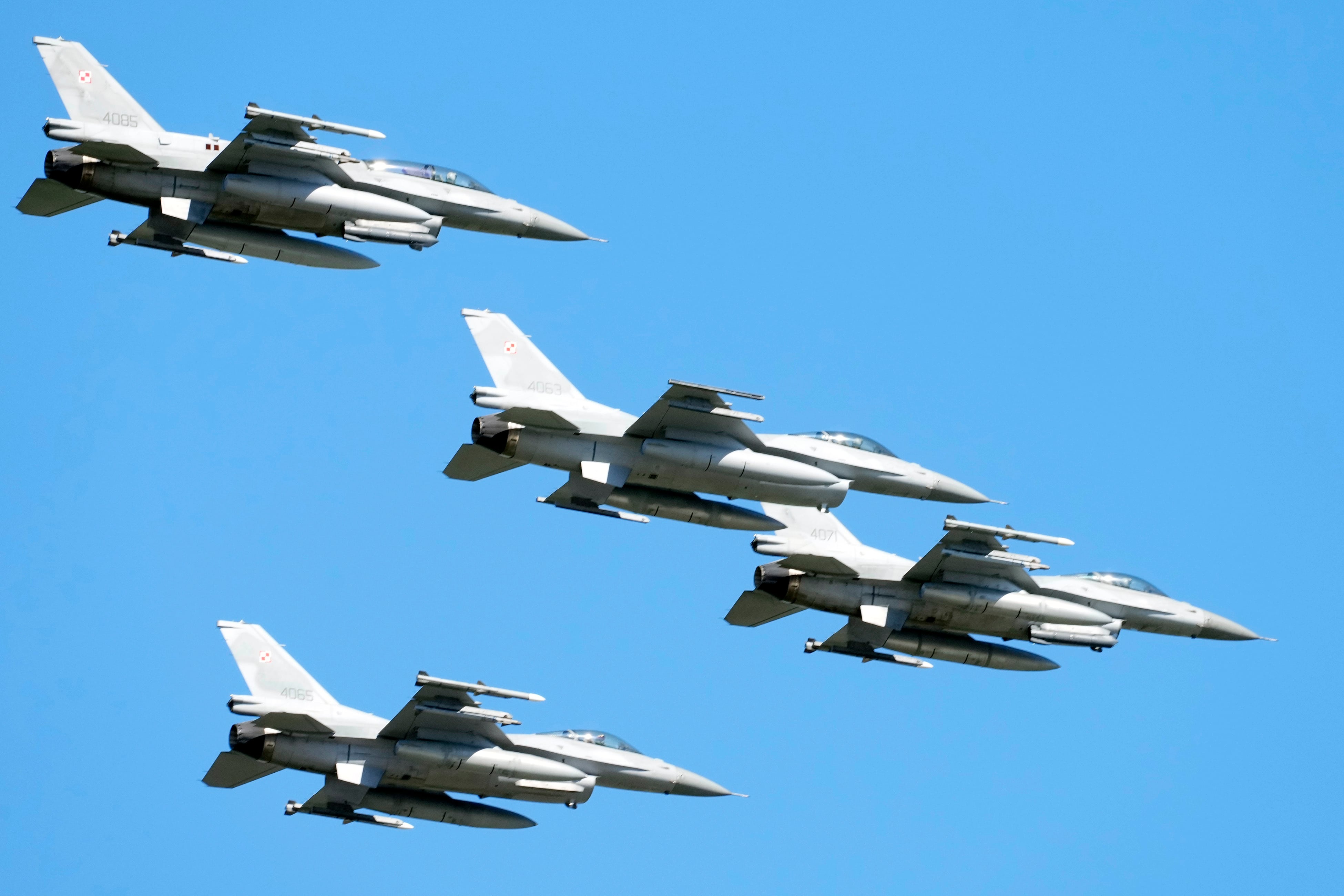 ARCHIVO - Aviones de combate F-16 fabricados en Estados Unidos surcan el cielo de la capital de Polonia como parte de un desfile militar para celebrar el Día del Ejército Polaco, en Varsovia, Polonia, el 15 de agosto de 2023
(AP Foto/Czarek Sokolowski, Archivo)
