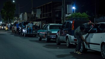 Un grupo de hombres pernoctan