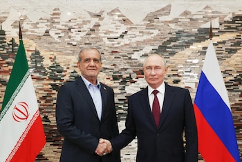 Vladímir Putin y Masoud Pezeshkian se saludan antes de una reunión bilateral en la cumbre de la Organización de Cooperación de Shanghái, en Bishkek, Kirguistán (EFE)