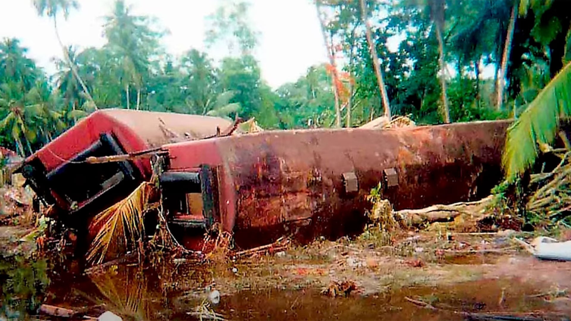 Un tren, un tsunami y una tragedia que dejó más de mil muertos: la historia detrás del peor accidente ferroviario del mundo