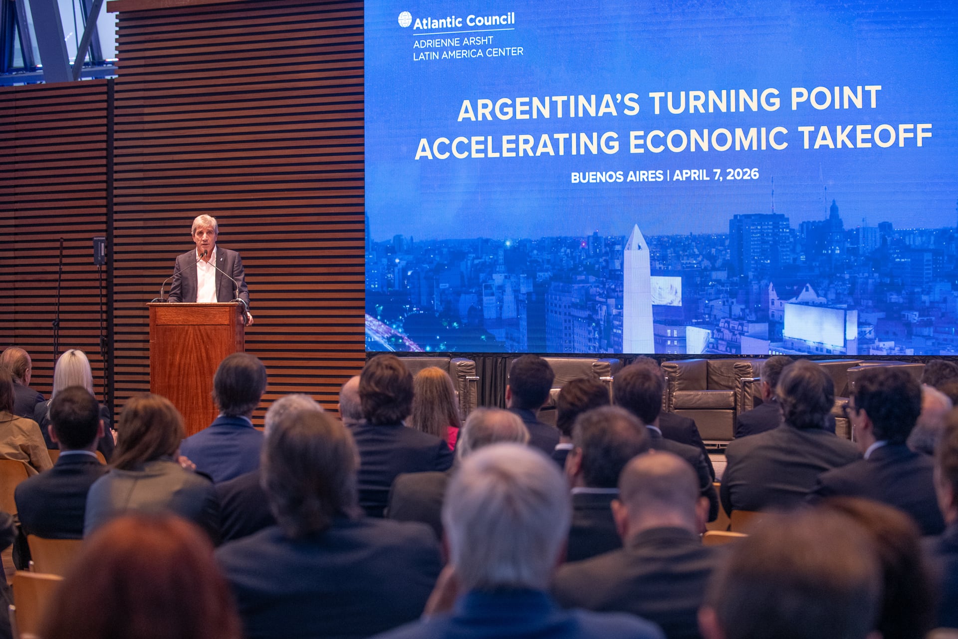 El ministro de Economía, Luis Caputo, estuvo presente durante el Atlantic Council que se desarrolló el martes en el Palacio Libertad.