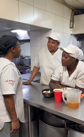 Piden a trabajadores de restaurante