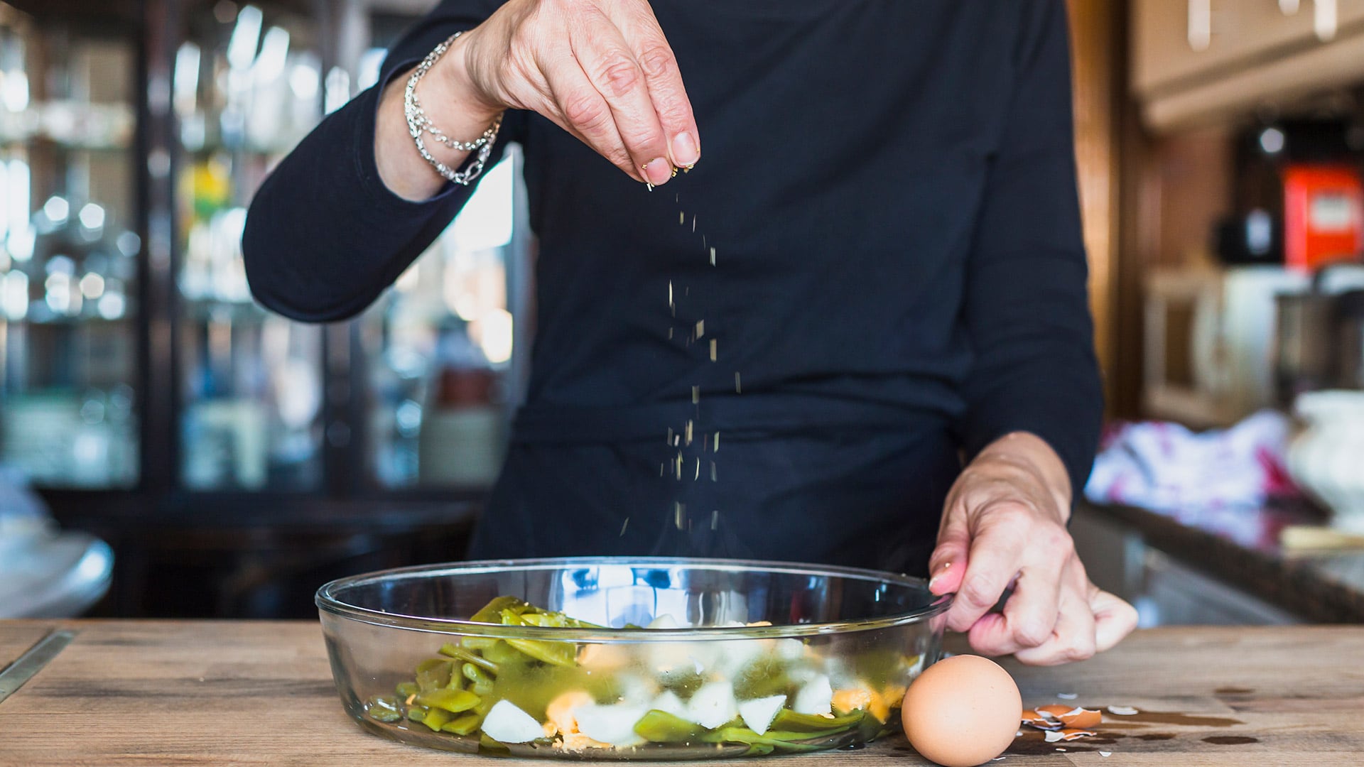 El exceso de sal en la dieta es uno de los principales factores asociados al aumento de la presión arterial en la población adulta (Freepik)