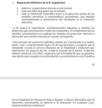 Página de un documento con texto en negro en español sobre normas de expulsión escolar y el número diez impreso
