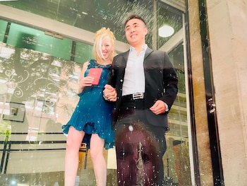 Gisel Cañete sosteniendo la libreta