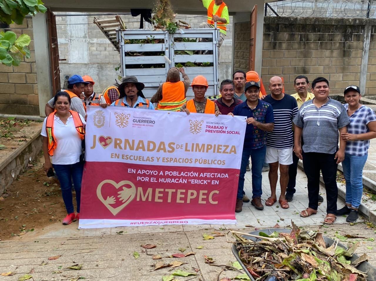 Guerrero sigue trabajando para limpiar calles y caminos tras el paso de Erick. (Foto: @EvelynSalgadoP)