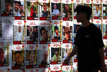 Un hombre camina junto a