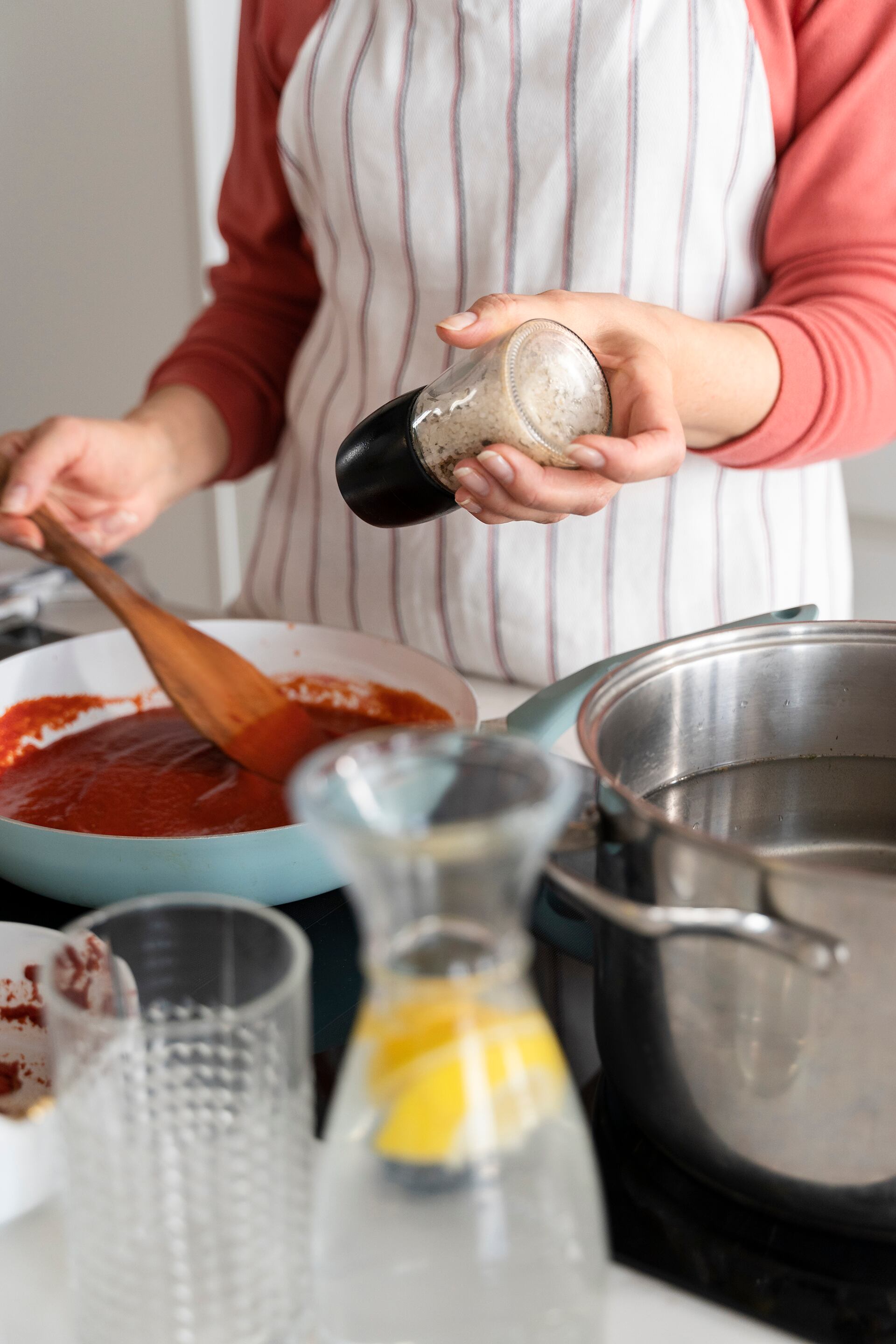 Los valores mínimos para cocineros en junio de 2025 son $3.270 por hora con retiro y $3.585 sin retiro (Crédito: Freepik)