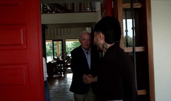 Westcol y tocó la 'famosa puerta roja' en la que abrió el expresidente Álvaro Uribe, puerta de su finca - crédito Westcol