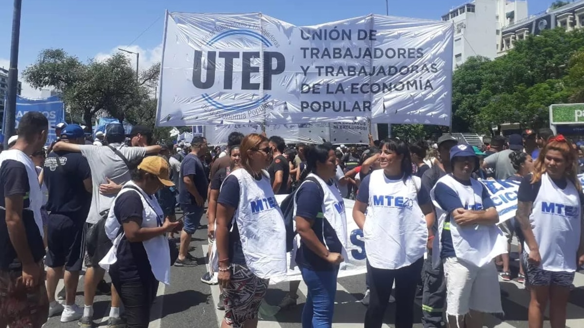 Militantes y fuerzas de seguridad durante una protesta en la Ciudad