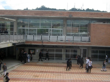 Julio Urueña acudió al plantel educativo a las 11:50 a. m. para recoger a su hija después de dejarla a las 6:00 a. m. - crédito Alcaldía Bogotá