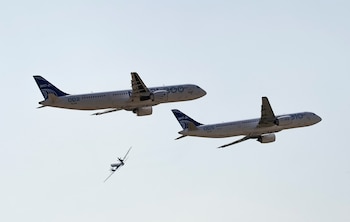 Los aviones de pasajeros de medio alcance Irkut MC-21-300 y MC-21-310, junto con un avión de pasajeros Ilyushin Il-114-300, realizan una demostración durante la inauguración del salón aeronáutico MAKS 2021 en Zhukovsky, a las afueras de Moscú, Rusia, el 20 de julio de 2021
REUTERS/Tatyana Makeyeva