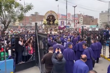 Anda del señor de los milagros ingresa al hospital Almenara